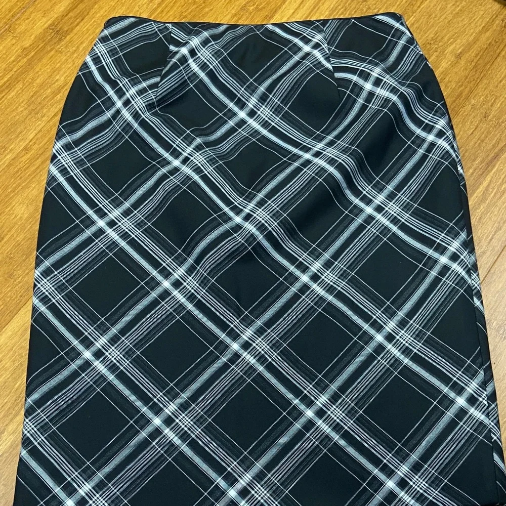 White House Black Market Plaid Black and White Side Slit with Lace Pencil Skirt